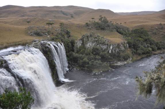A grande e gelada cachoeira Rodrigues, no rio Silveira, em São José dos Ausentes - RS